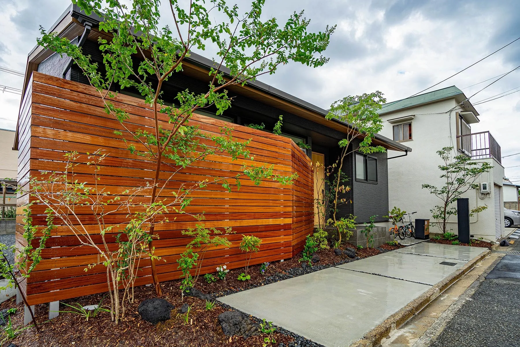 和モダンを活かす 平屋を彩る植栽