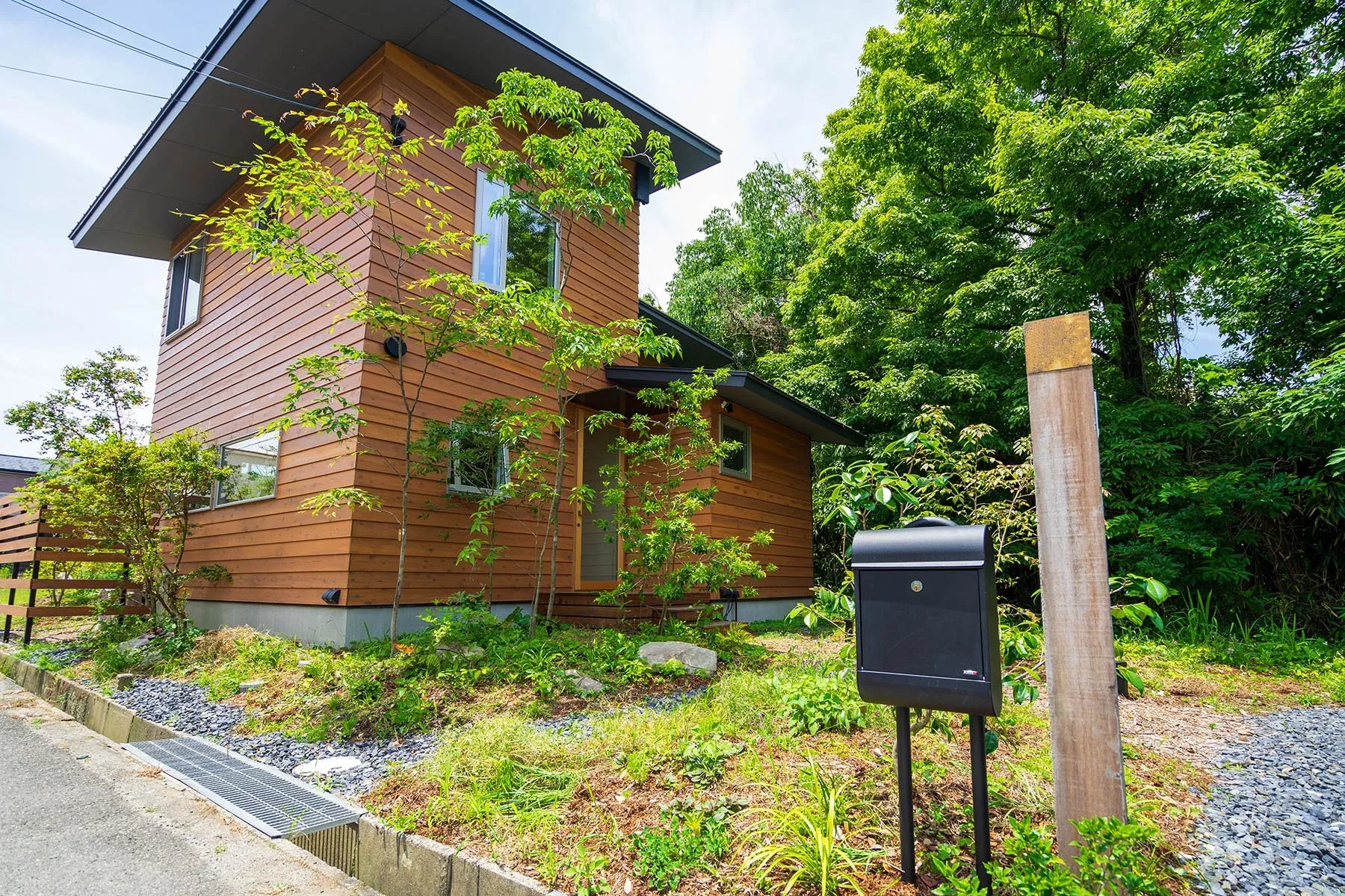 コンクリートを使わない 自然と調和する庭