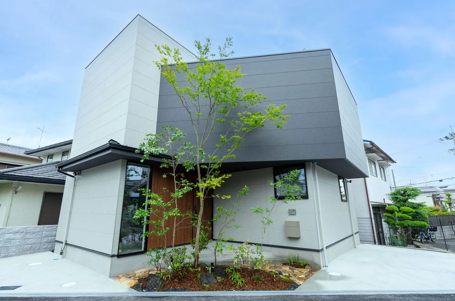 玄関前と2階ベランダ、二つの庭で暮らす家