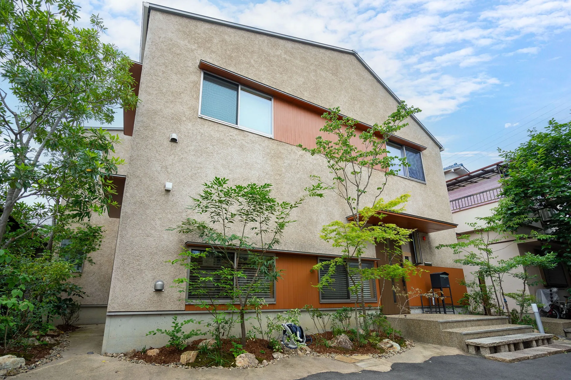 訪れる人をやさしく迎える、社屋前の植栽リフォーム