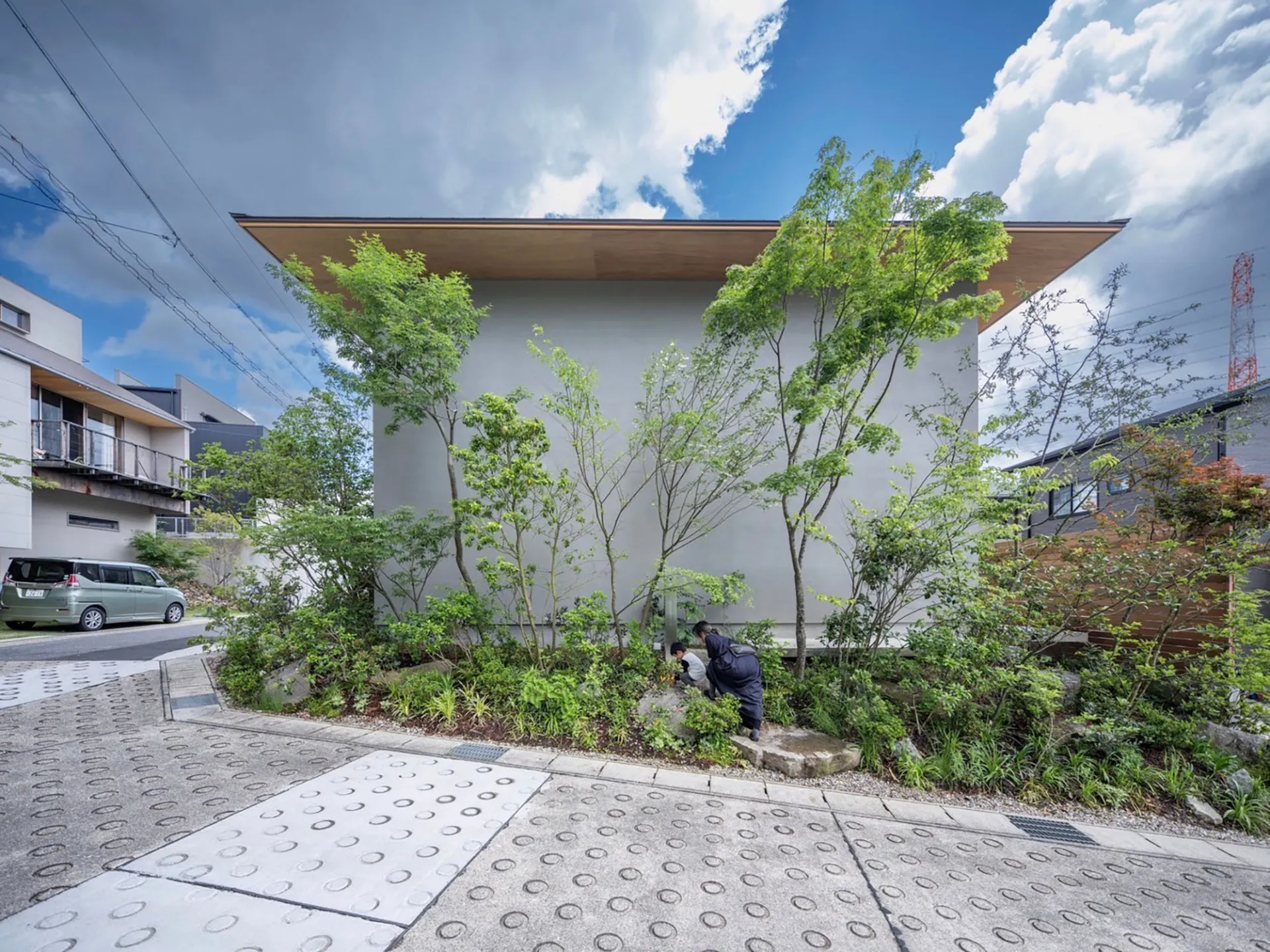 建物に寄り添う、変化のある植栽